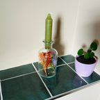 Vaasje met droogbloemen en kaars - groen