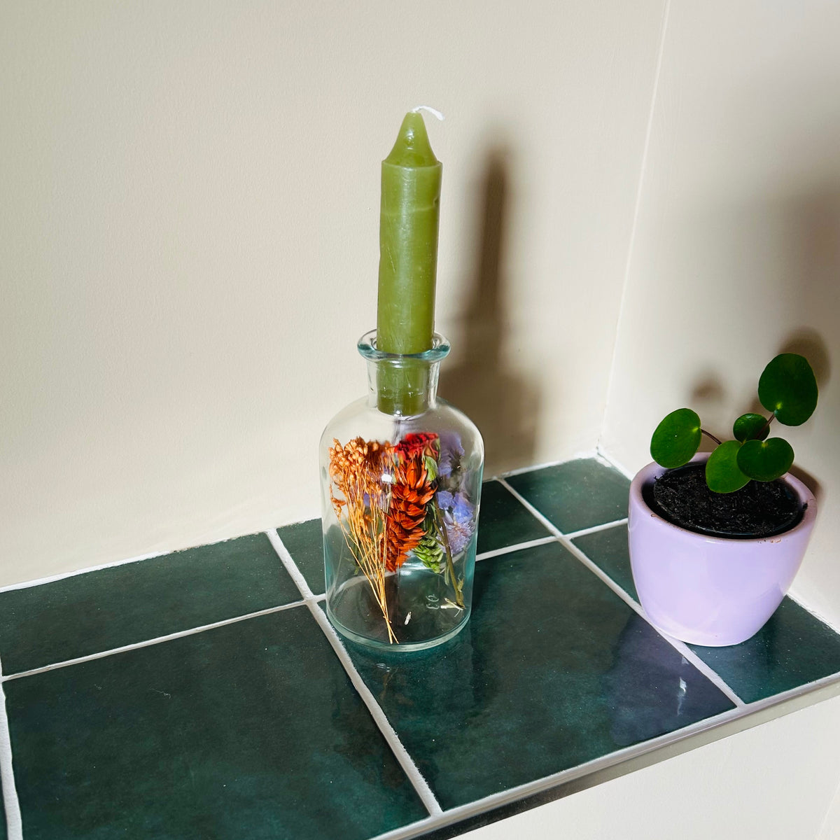 Vaasje met droogbloemen en kaars - groen